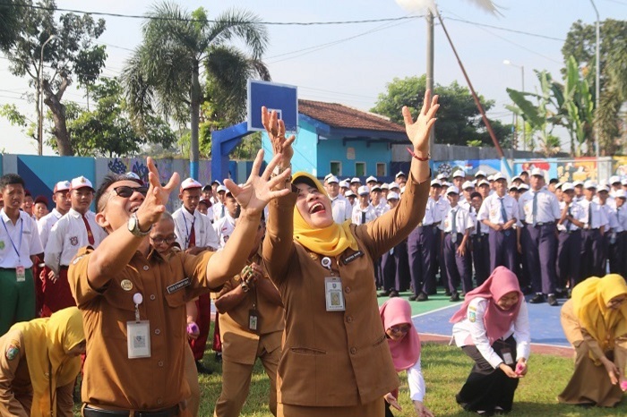 SIMBOLIS: Pelepasan merpati dan anak ayam sebagai penanda dibukanya MPLS SMPN 2 Ngoro (14/7).