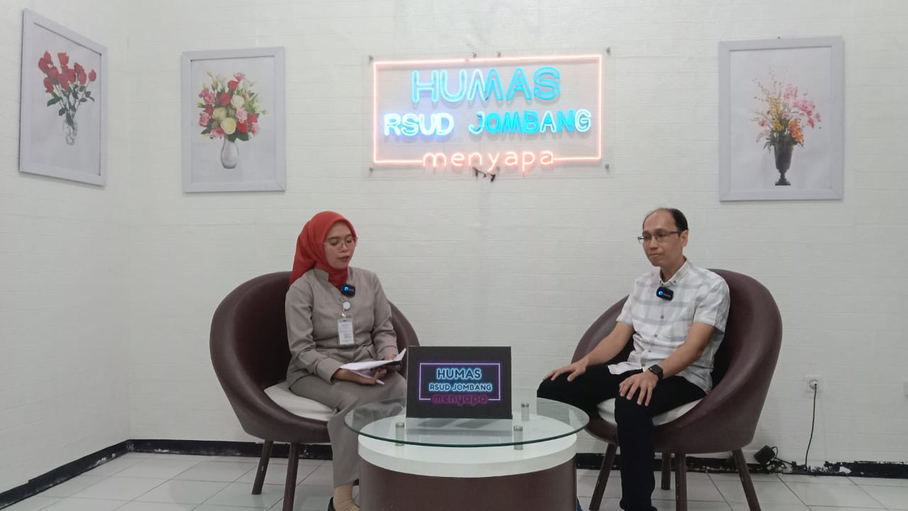 Dokter Sonny Agus Santoso, SpU, dokter spesialis Urologi RSUD Jombang saat menjadi narasumber program humas menyapa.