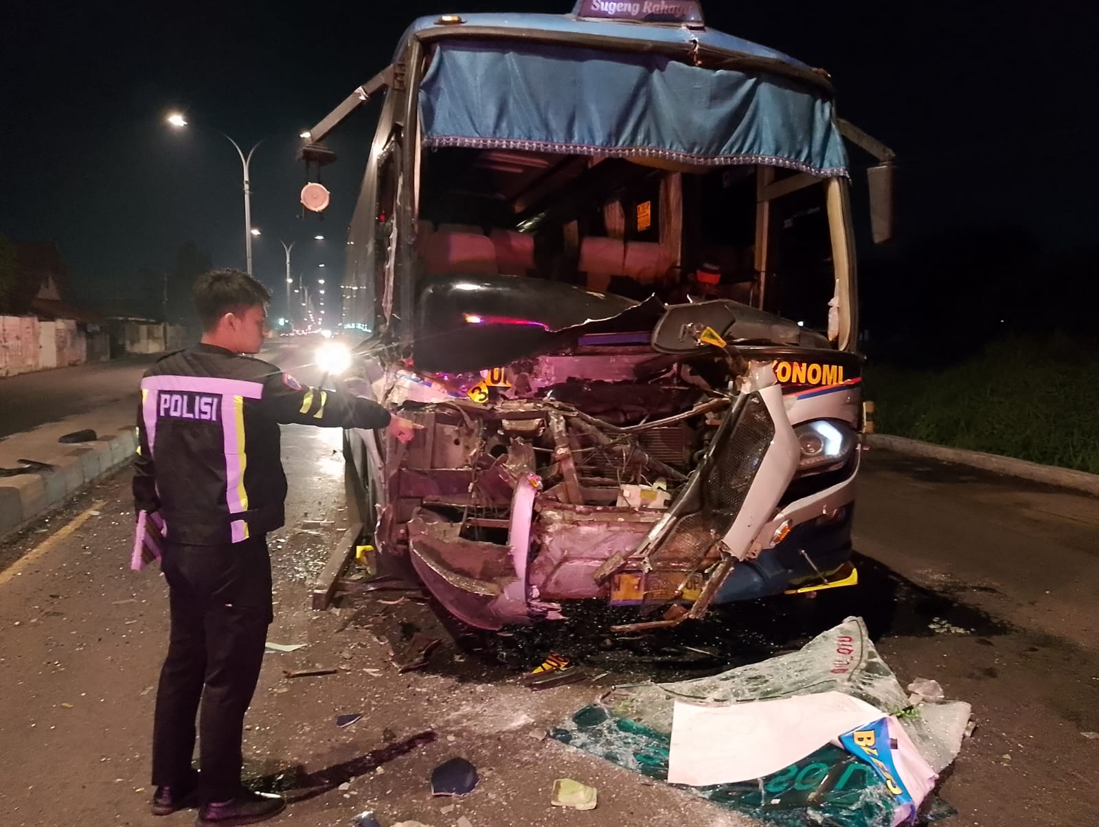 Kondisi Bus Sugeng Rahayu yabg ringsek usai menabrak truk gandeng di simpang empat Mojoagung Jombang