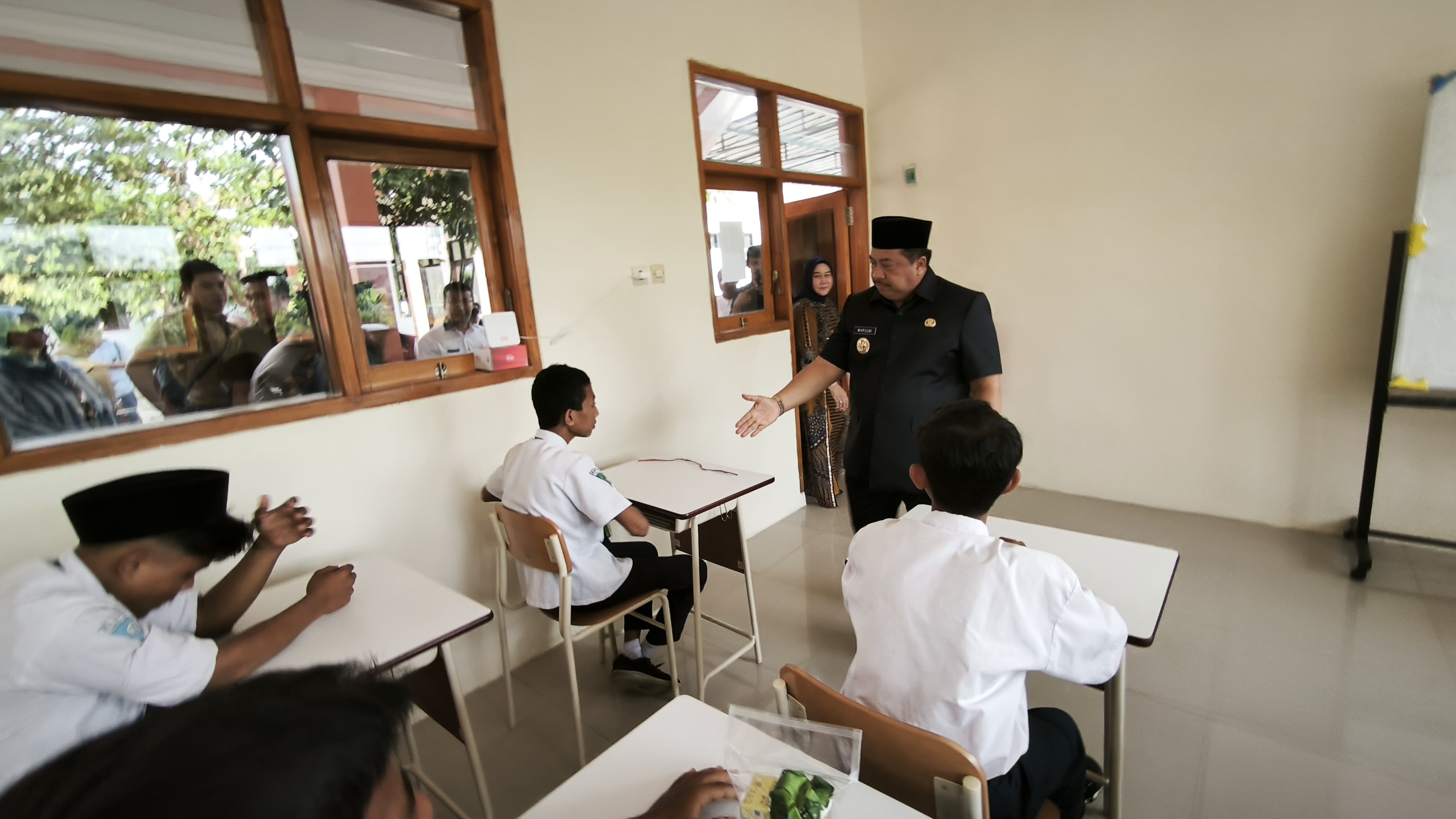TINJAU: Bupati Jombang Warsubi meninjau kegiatan di Sekolah Rakyat pada hari pertama, Senin (14/7).