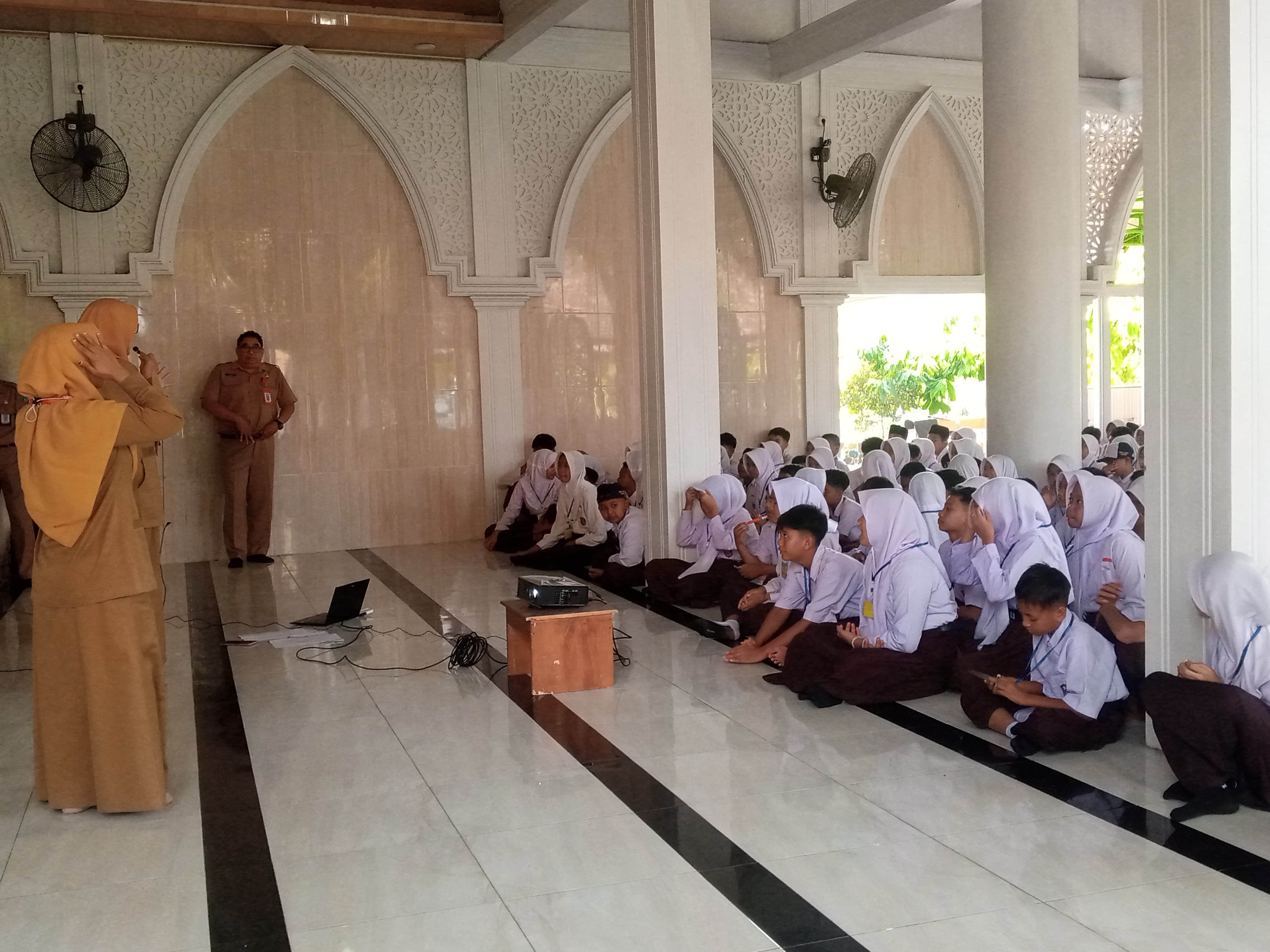 CERIA: Suasana ice breaking yang dilaksanakan di masjid sekolah.