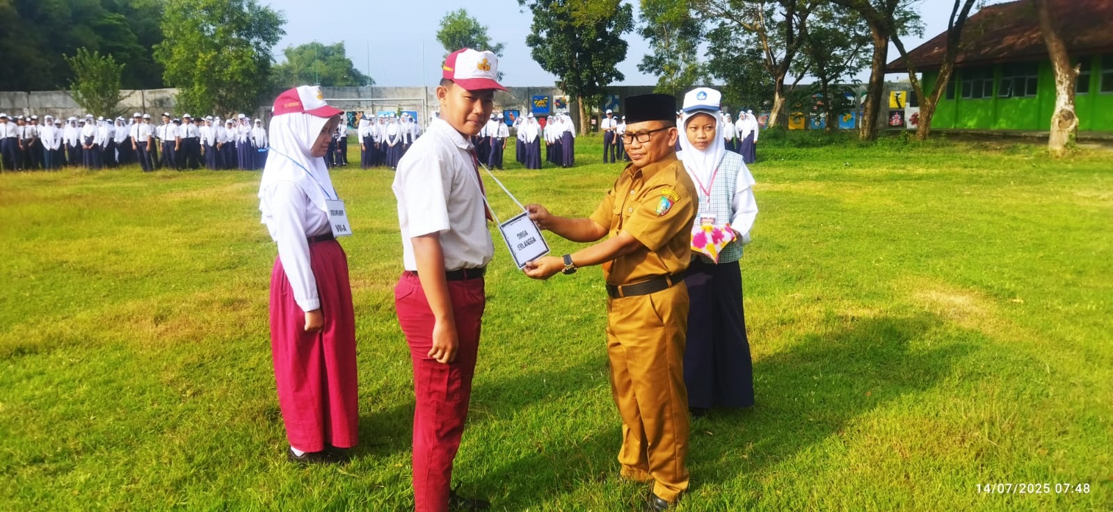 PEMBUKAAN MPLS: Kepala SMPN 2 Peterongan Drs Sarmin menyematkan identitas saat upacara pembukaan MPLS