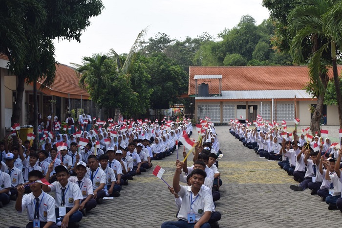 SUKSES: Kepala SMAN Jogoroto, Mu&rsquo;alim MPd usai membuka MPLS, Senin (14/7).