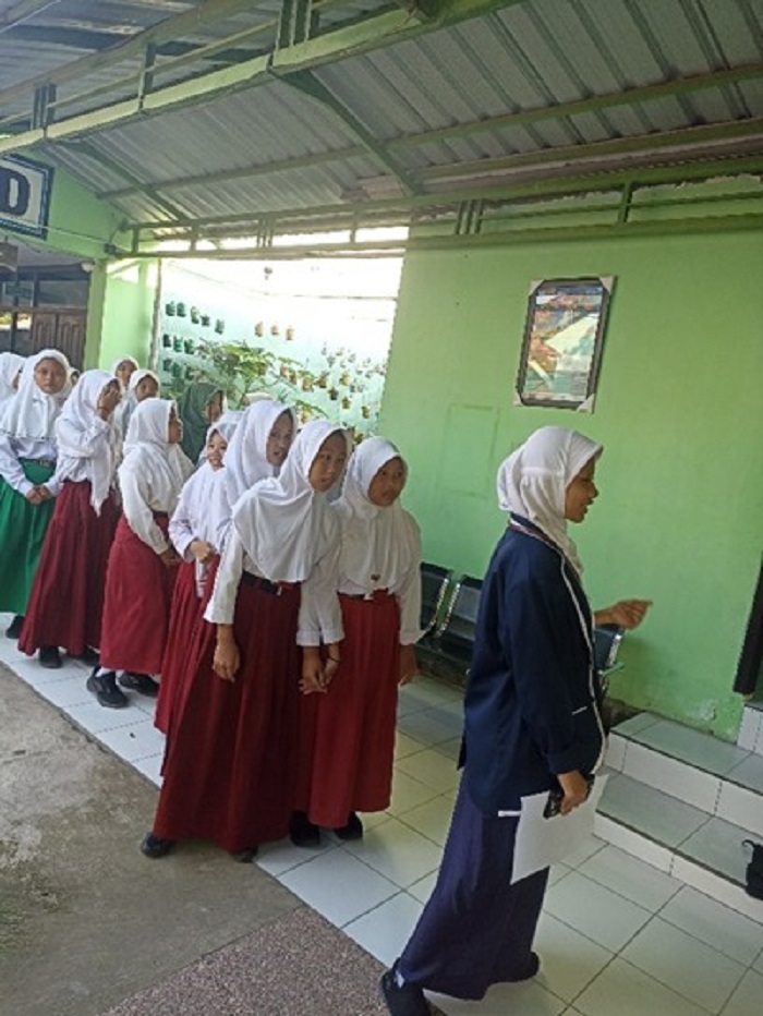 MENYENANGKAN: Pengenalan fasilitas sekolah menggunakan metode tour and guide di SMPN 1 Mojowarno.