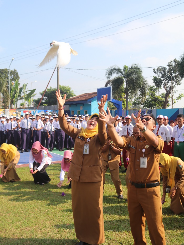 SIMBOLIS: Pelepasan merpati dan anak ayam sebagai penanda dibukanya MPLS SMPN 2 Ngoro (14/7).