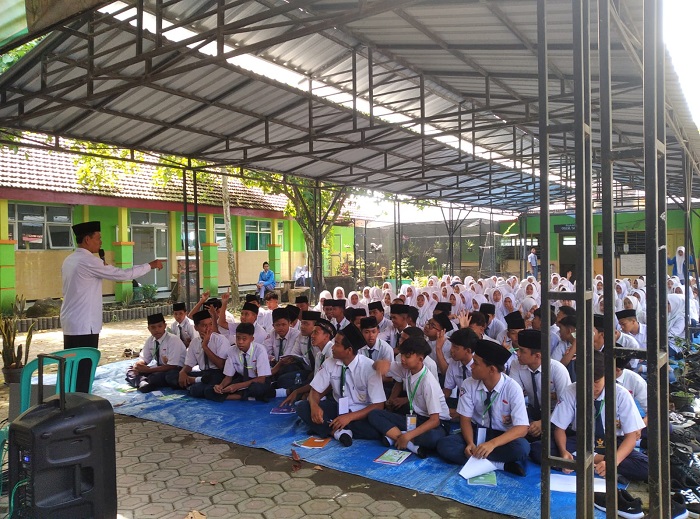 NYAMAN: Para siswa baru MAN 10 mulai pengenalan lingkungan madrasah, kemarin.