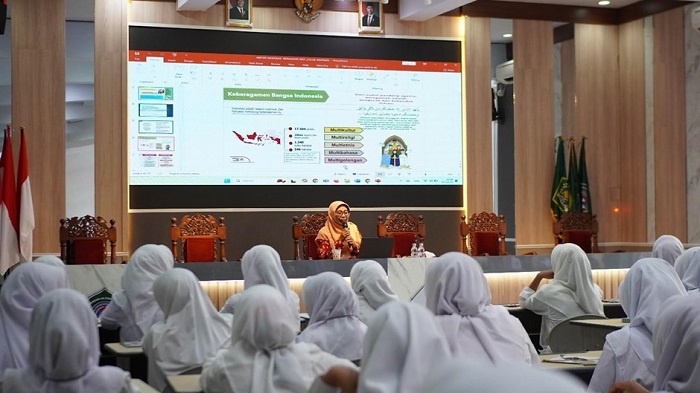 SERU: Para siswa baru MAN 3 Jombang mengikuti kegiatan Matsama, kemarin.