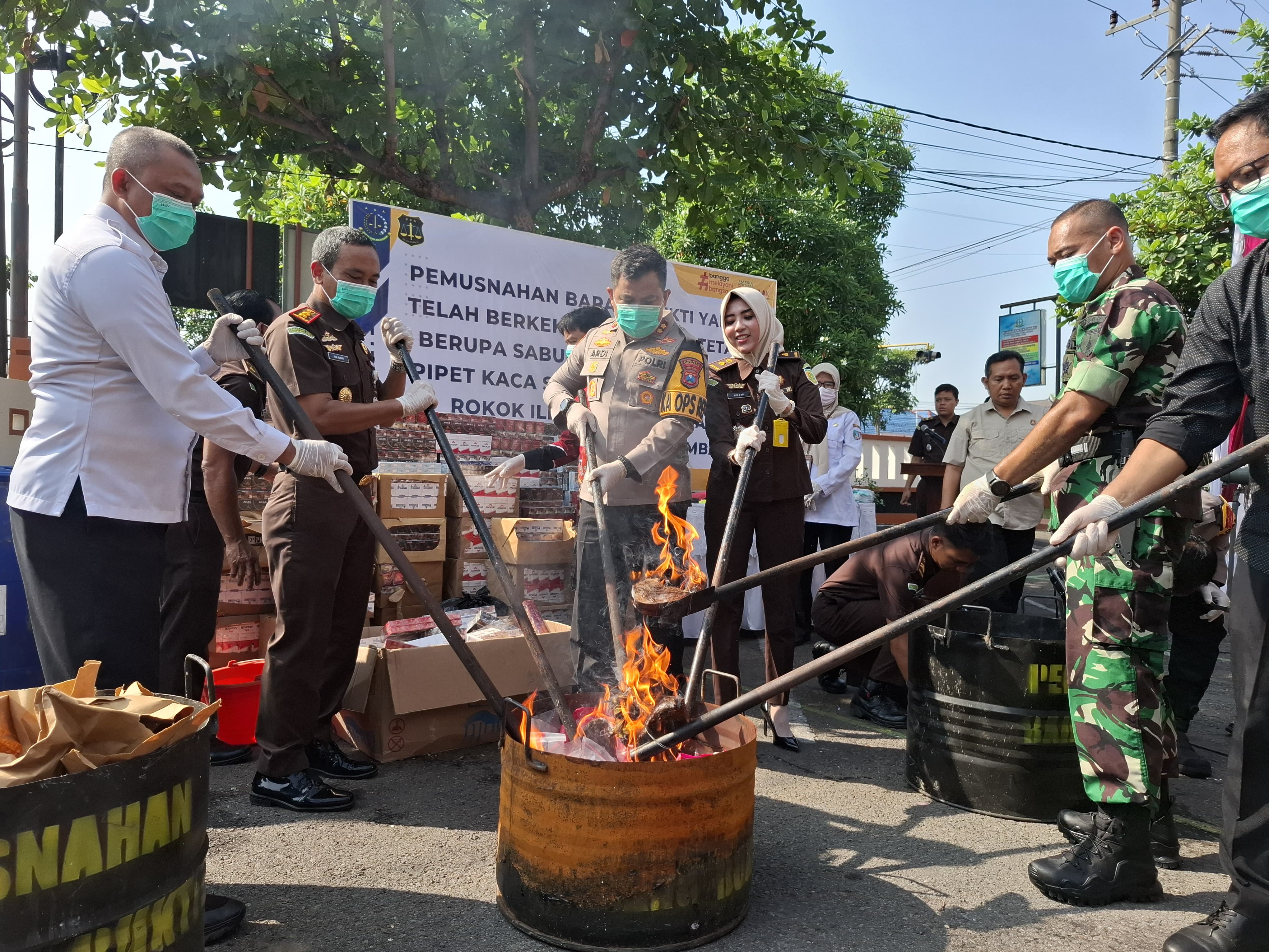 Prosesi pemusnahan barangbukti kejahatan di Kejari Jombang