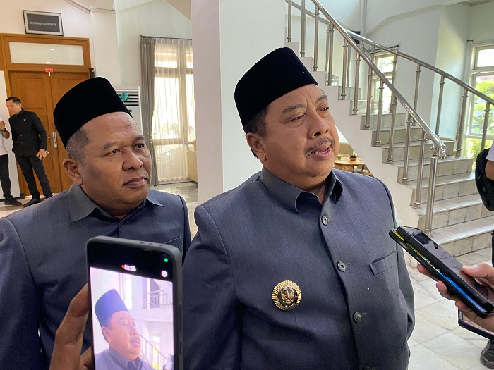 Bupati Jombang Warsubi memberikan penjelasan kepada wartawan, Rabu (16/7)