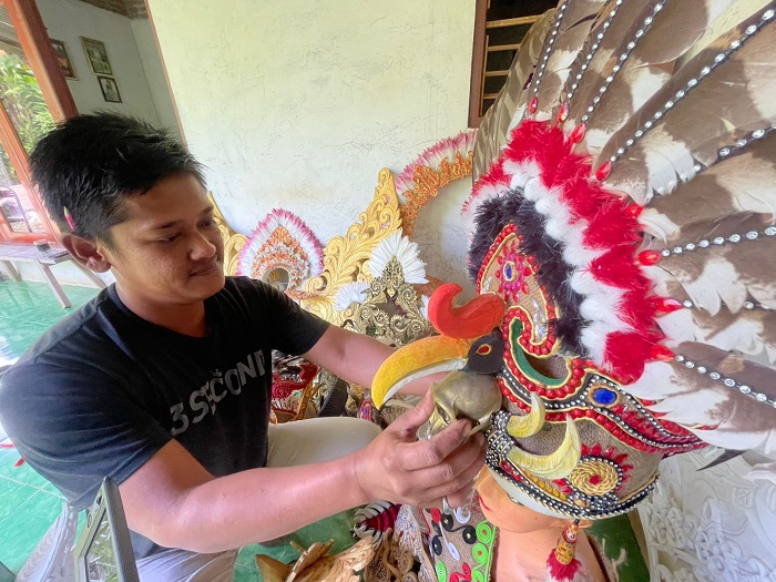 KREATIF: Hari Suciono, warga Desa Panglungan, Kecamatan Wonosalam saat membuat kreativitas kostum karnaval di rumahnya, kemarin (16/7).