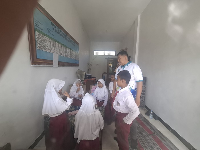 SENANG: Siswa SDN Jabon 2 Kecamatan Jombang mengikuti masa pengenalan lingkungan sekolah (14/7).
