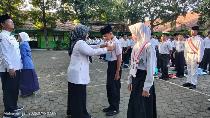 SUKSES: Kepala MTsN 16 Jombang, Hj Emi Tahmidah MA saat membuka Matsama (14/7).