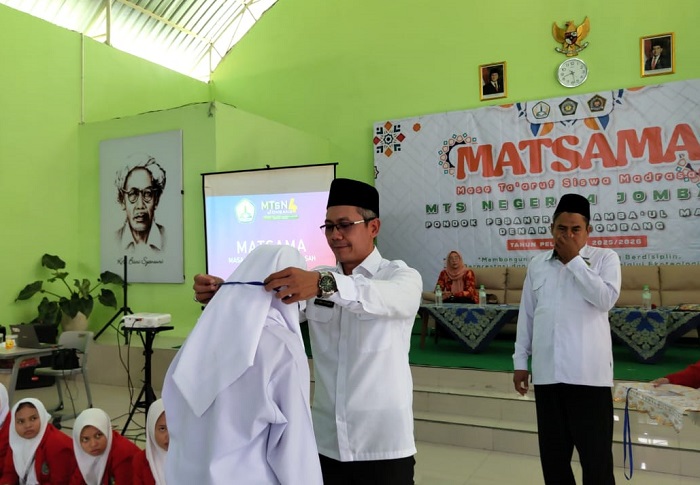 ANTUSIAS: Kepala MTsN 4 Jombang, Dr Sulthon Sulaiman, saat mengalungkan tanda peserta Matsama.