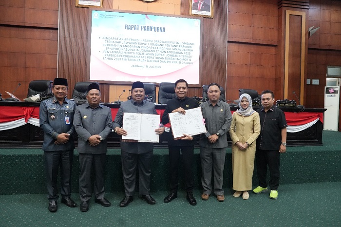 Bupati Jombang Warsubi dan pimpinan DPRD Jombang menyetujui Perda rapat paripurna pandangan akhir (PA) Fraksi-Fraksi DPRD Jombang Rabu (16/7).