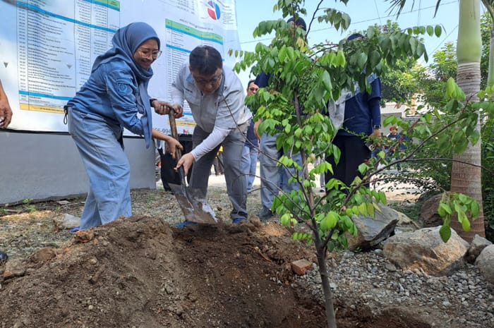 Pemerintah Desa (Pemdes) Janti, Kecamatan Mojoagung Kabupaten Jombang melakukan penanaman bibit pohon, Rabu (6/7).