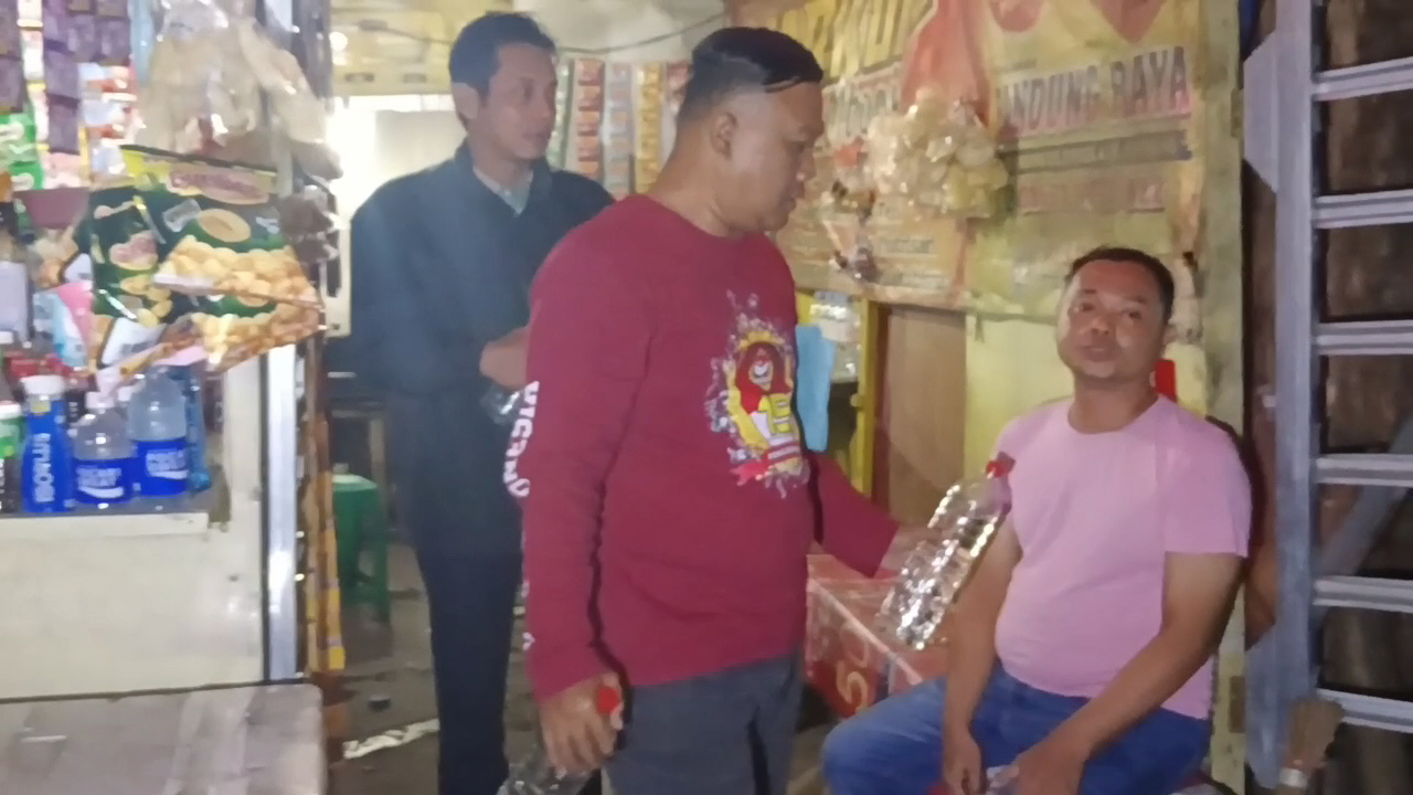 Sejumlah warga kedapatan sedang pesta miras digaruk petugas dari Polsek Jombang yang melakukan Patrolo Rabu (16/7) malam.