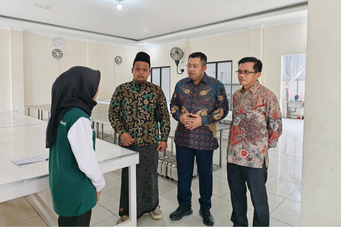 TINJAU: Deputi Bidang Koordinasi Pemberdayaan Masyarakat Desa, Daerah Tertinggal dan Daerah Tertentu Kemenko Pemberdayaan Masyarakat, Prof Abdul Haris meninjau langsung pelaksanaan MBG di Pesantren Ma