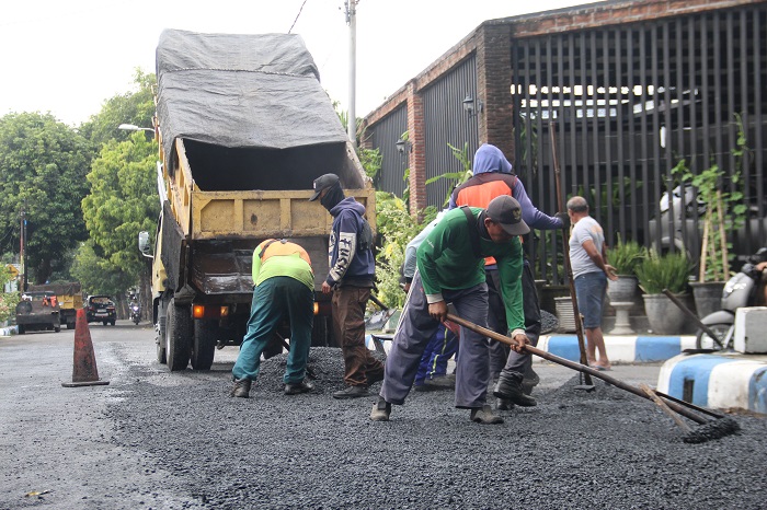 MAKIN MULUS: Tim mandor jalan Dinas PUPR saat melakukan perbaikan jalan di Jl Dr Setiabudi (9/7) lalu.