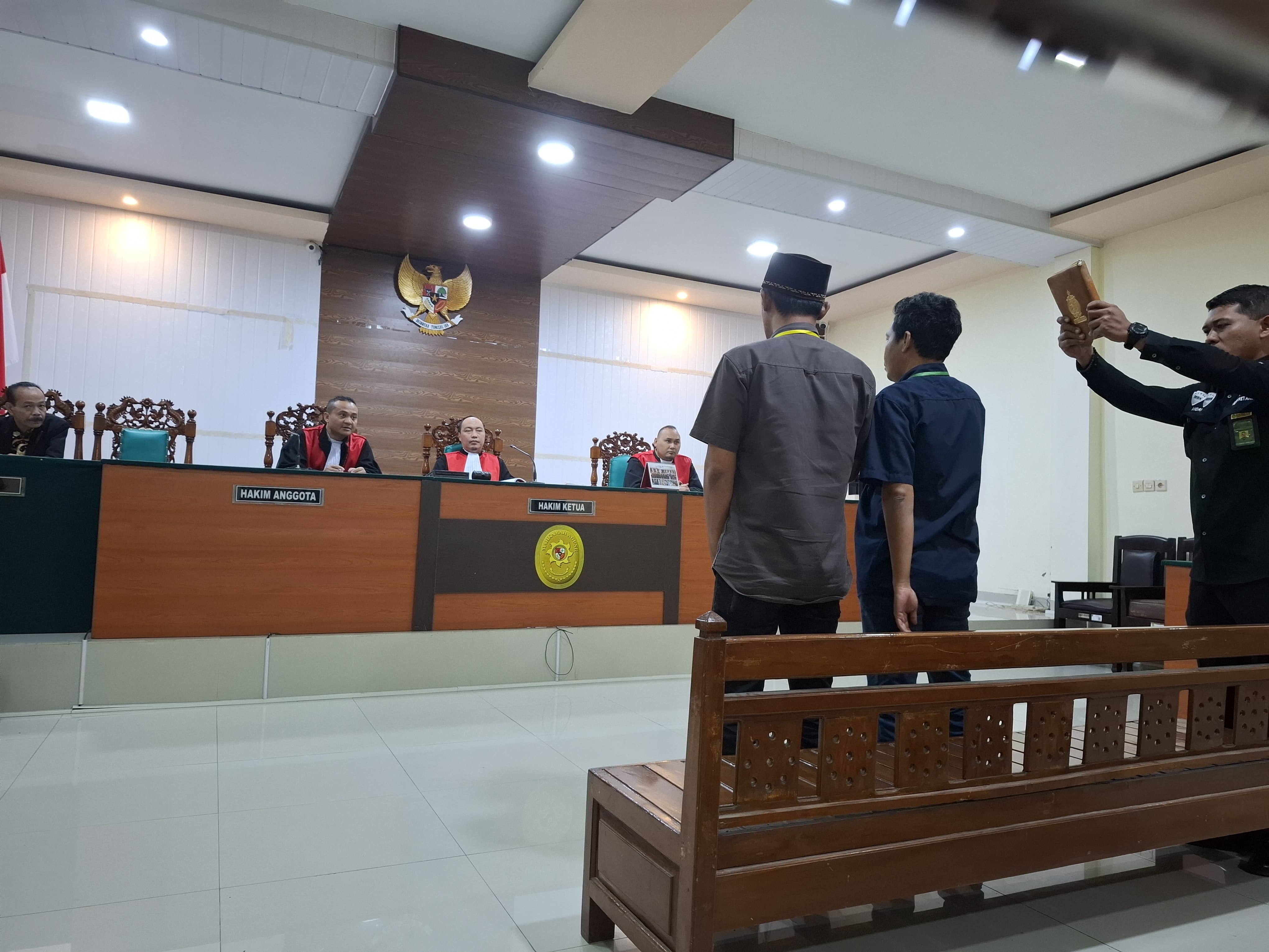 AAS, 33, pria asal Kecamatan Bareng yang tega menyetubuhi anak kandungnya sendiri selama bertahun-tahun bersiap hadapi vonis hakim, Kamis (18/7)