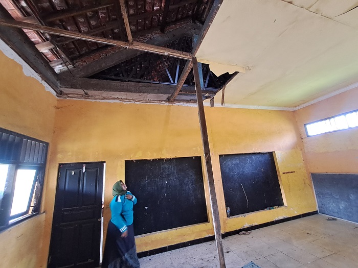 BUTUH PERBAIKAN: Kondisi bangunan ruang kelas SDN Jabon 2 Kecamatan Jombang yang rusak parah (3/7).