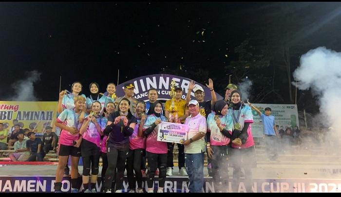 MERIAH: Kepala Desa Mancilan Atim Riduwan foto bersama Forpicam Mojoagung dan panitia Mancilan Cup 2025, Kamis (17/7).
