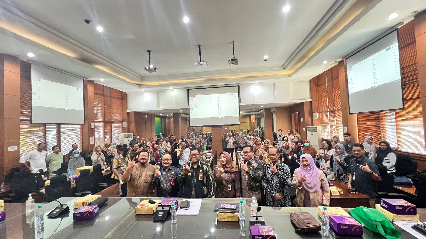SINERGI: Kepala Kantor BPJS Ketenagakerjaan Cabang Jombang, Ibrahim Hadi Wibowo foto bersama jajaran pejabat di Pemkab Jombang serta seluruh peserta sosialisasi, Jumat (18/7).