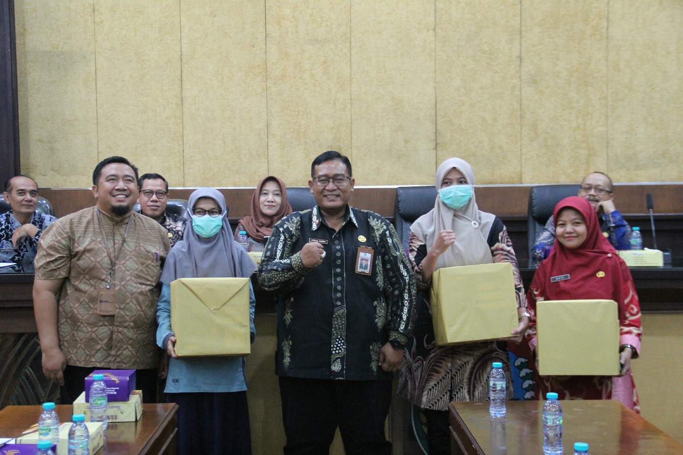 APRESIASI: Kepala Kantor BPJS Ketenagakerjaan Cabang Jombang, Ibrahim Hadi Wibowo memberikan apresiasi kepada peserta sosialisasi.