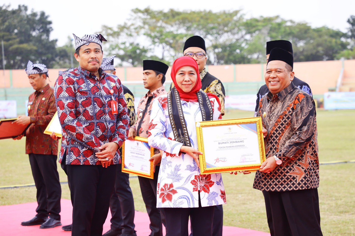 APRESIASI: Gubernur Khofifah Indar Parawansa menyerahkan penghargaan kepada Bupati yang diwakilkan Wabup Salmanudin Yazid, Kamis (17/7).