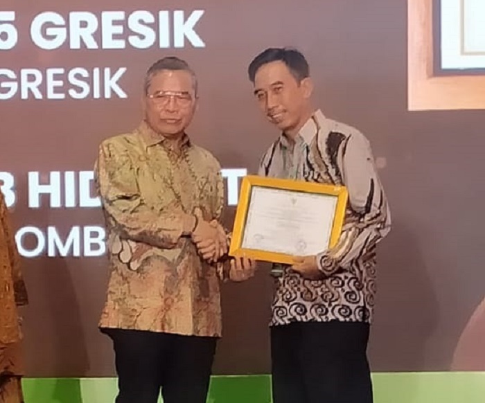 SEKOLAH ADIWIYATA NASIONAL: Kepala SMPN 2 Plandaan Drs Bambang Setiyawan MEd saat menerima piagam penghargaan sekolah adiwiyata Nasional dari Wakil Menteri Lingkungan Hidup dan Kehutanan, Alue Dohong.