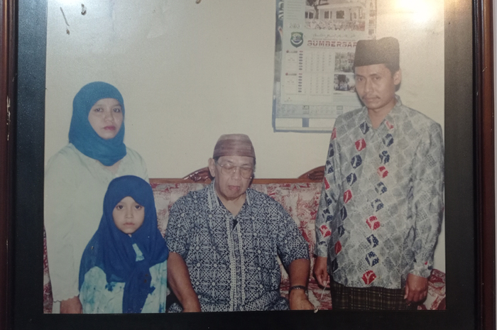 IDOLA: KH M Haris Munawir bersama istri dan anaknya bersama Gus Dur 2003.