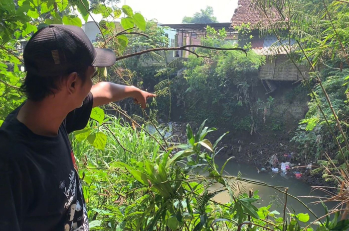 TERANCAM AMBRUK: Rumah warga yang tergerus tanggul sungai di Dusun Betek Selatan, Desa Betek, Kecamatan Mojoagung (10/7).