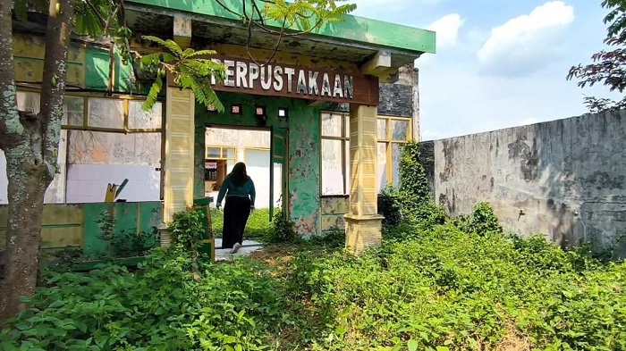 BUTUH PERBAIKAN: Kondisi bangunan ruang kelas SDN Jabon 2 Kecamatan Jombang yang rusak parah (3/7).