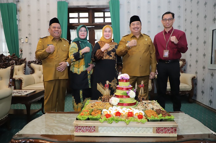 SINERGI: Kepala Bank Jatim Cabang Jombang, Hanif Julhamsyah, bersama Bupati Jombang Warsubi dan Wabup Salman di Pendopo Kabupaten Jombang, Senin (21