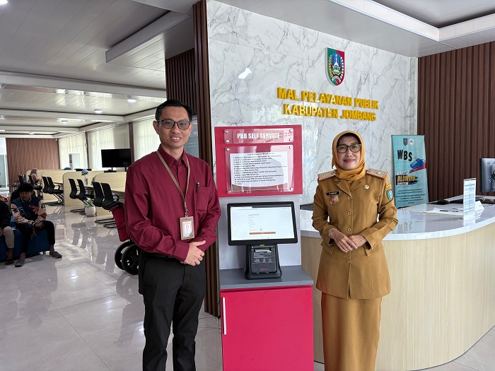 SINERGI: Kepala Bank Jatim Cabang Jombang, Hanif Julhamsyah, bersama Bupati Jombang Warsubi dan Wabup Salman di Pendopo Kabupaten Jombang, Senin (21/7).