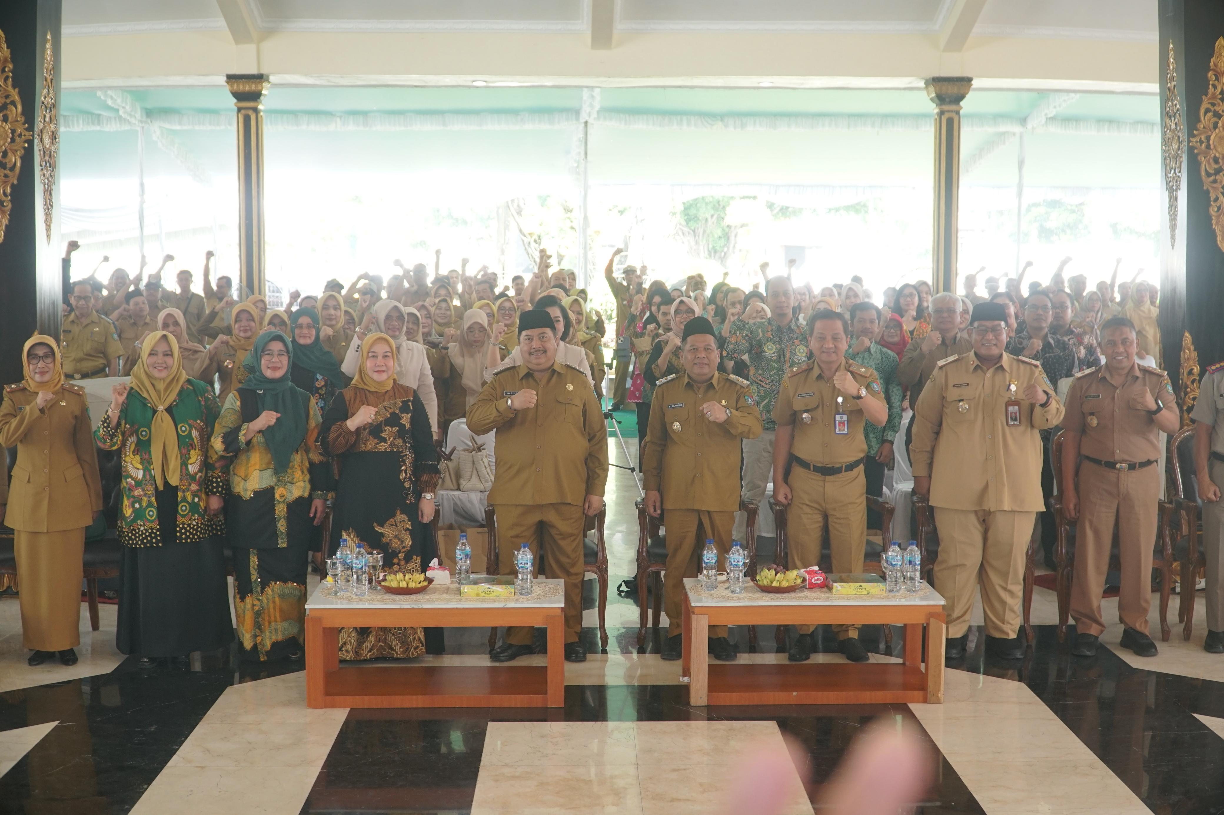 TELADAN: Bupati Jombang Warsubi bersama seluruh peserta mendengarkan arahan Presiden Prabowo  dari Pendopo kemarin (21/7).