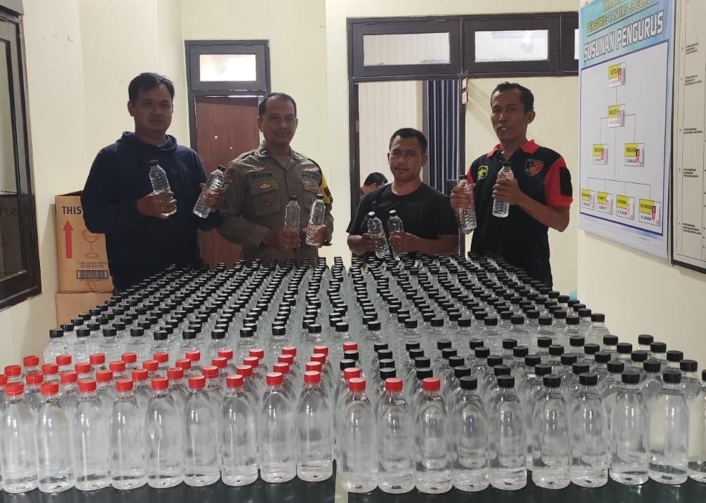 BARANG BUKTI: Polisi menunjukkan ratusan botol miras ilegal, (20/7).