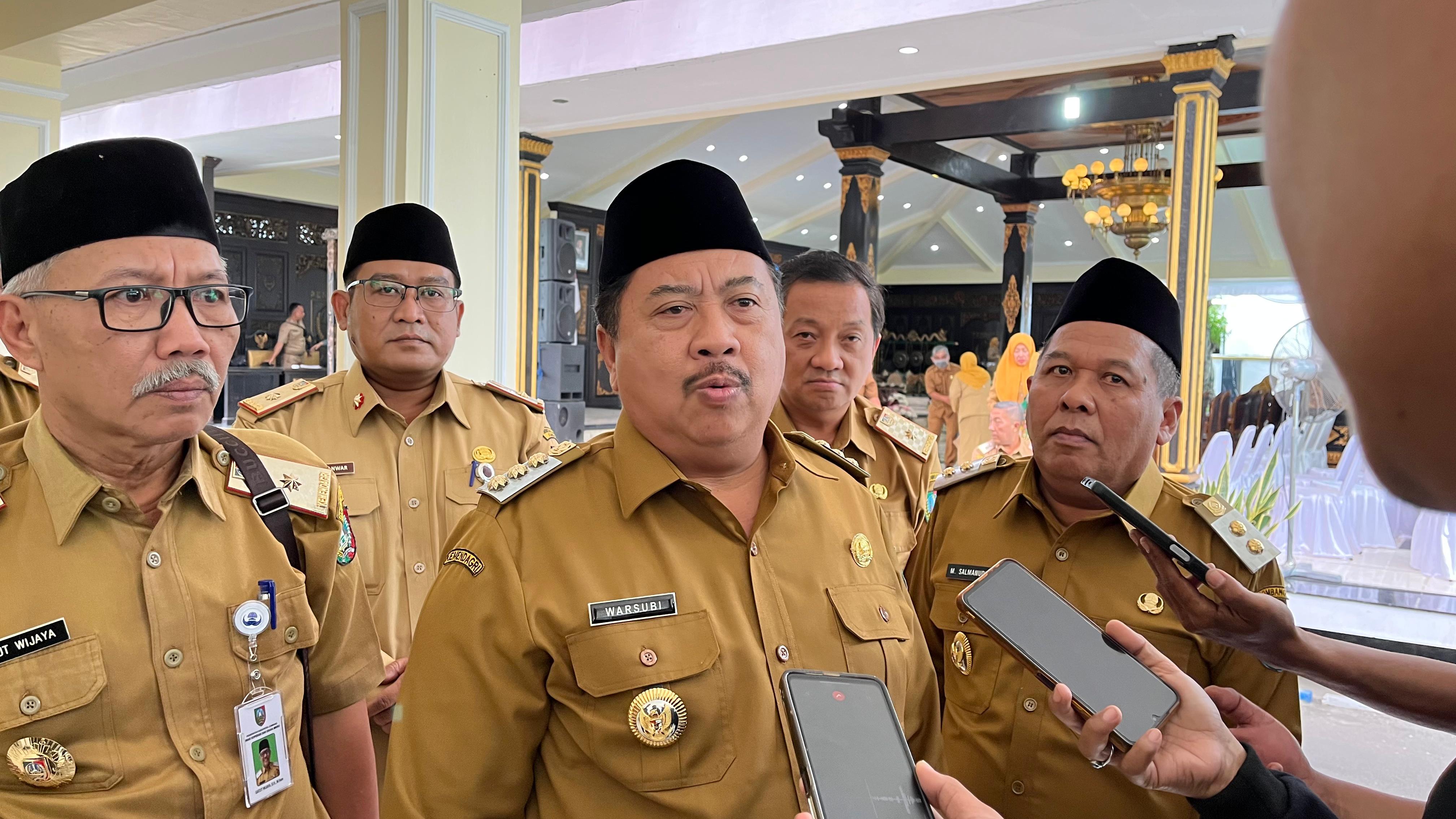 BERI PENJELASAN: Bupati Jombang Warsubi didampingi Wabup Salmanudin Yazid saat memberikan keterangan, Senin (21/7).