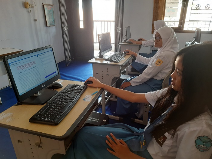 ANTUSIAS: Siswa siswa SMAN 2 Jombang saat belajar di Lab Komputer sekolah.