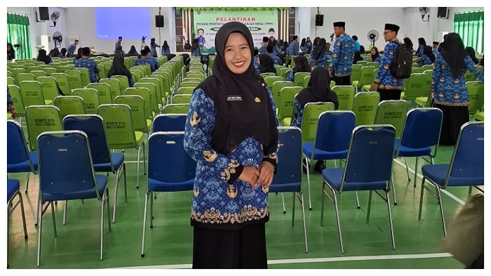 Laila Nurul Hidayah SPdI  guru MAN 10 Jombang