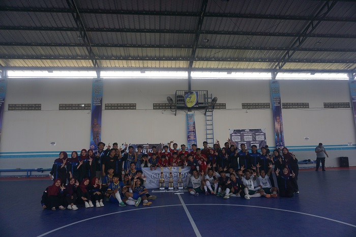 EVENT PERDANA DI JOMBANG: Seluruh anggota tim peraih juara berfoto bersama panitia IMJ UIN Malik Ibrahim Futsal Competition 2025.