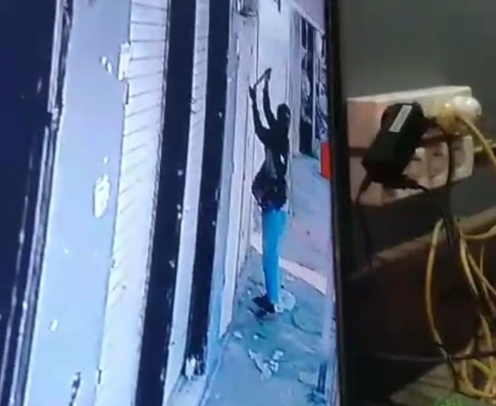 Upaya pembobolan sejumlah kios di Pasar Megaluh, Jombang, terekam kamera CCTV.  Aksi pembobolan sejumlah kioa itu, dilakukan seorang wanita berkerudung dan videonya tersebar di media sosial.