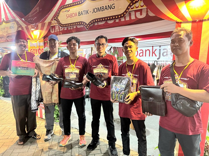PEDULI: Kepala Bank Jatim Cabang Jombang, Hanif Julhamsyah, bersama para pelaku UMKM di event Mojo Carnival, Minggu (20/7).