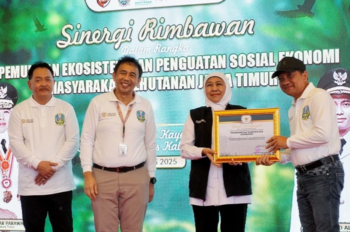 APRESIASI: Gubernur Jawa Timur Khofifah Indar Parawansa menyerahkan penghargaan kepada Bupati Jombang Warsubi yang diwakilkan Sekdakab Jombang Agus Purnomo, Selasa (22/7).