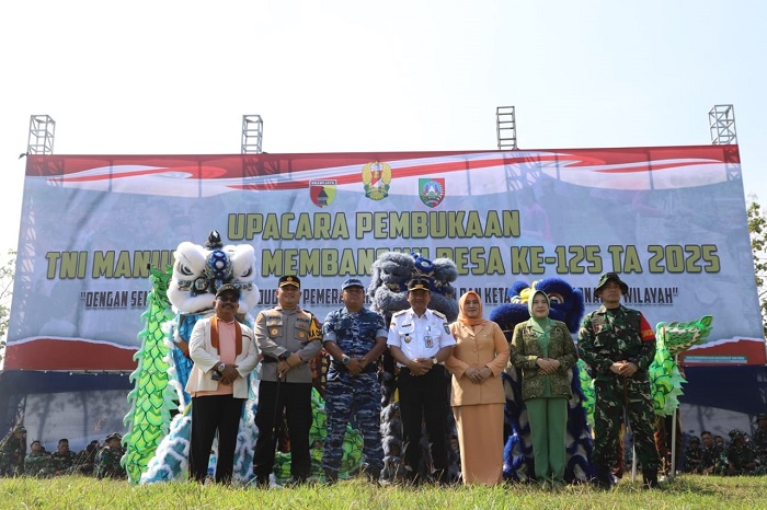 SINERGI: Sekdakab Jombang Agus Purnomo bersama jajaran forkopimda foto bersama usai upacara TMMD ke-125, Rabu (23/7).