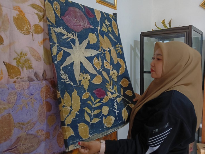 RAMAH LINGKUNGAN: Fitria Ainul Latifa 29, warga Dusun Babatan, Desa Sumberjo, Kecamatan Wonosalam, menunjukkan hasil karyanya kemarin (23/7).