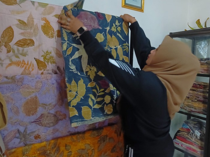 RAMAH LINGKUNGAN: Fitria Ainul Latifa 29, warga Dusun Babatan, Desa Sumberjo, Kecamatan Wonosalam, menunjukkan hasil karyanya kemarin (23/7).