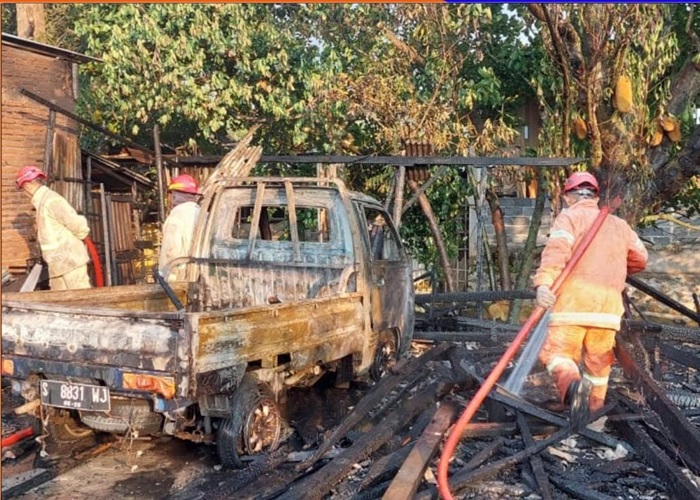 Kebakaran hebat melanda sebuah Api sebuah bengkel mebel di Dusun Dukuhsari, Desa Janti, Kecamatan Mojoagung, Kamis (24/7)pagi.  Aapi berkobar serta asap tebal mengepul dari bangunan yang berada, tepat