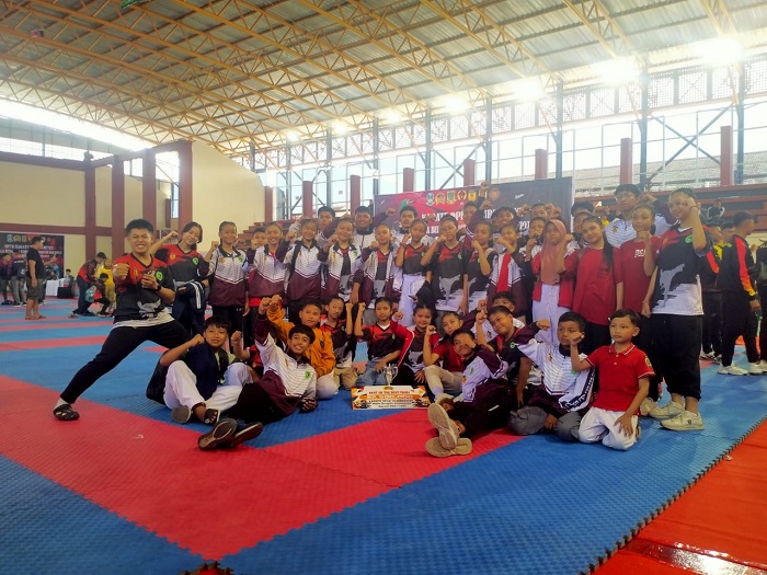 MEMBANGGAKAN: Atlet JKC menerima penghargaan juara umum 2 Piala Komandan Korem 082 Mojokerto di GOR Mojopahit, Sabtu-Minggu (19-20/7).
