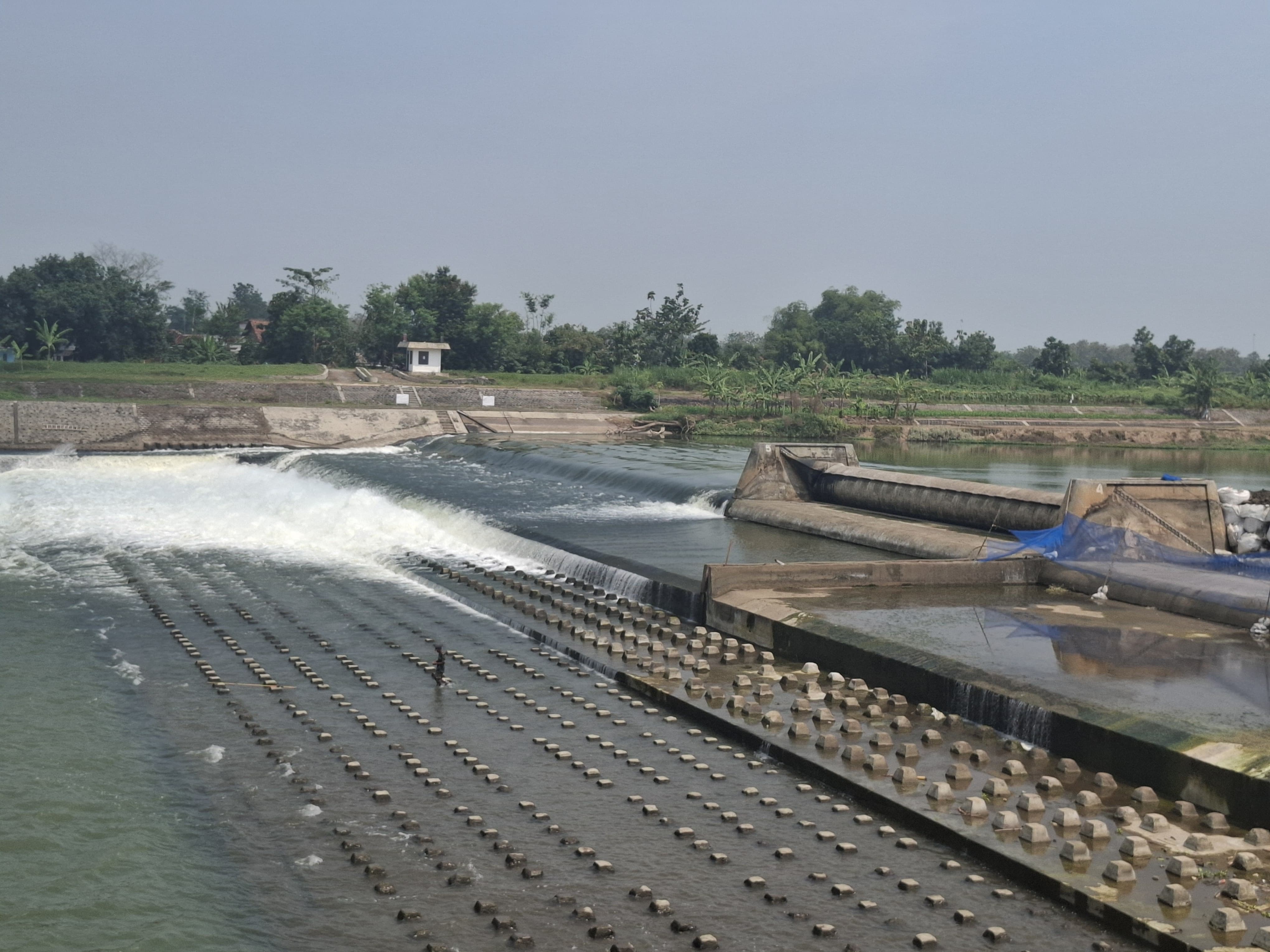 DIPERBAIKI: Dua pintu air di Dam Karet Menturus Desa Menturus, Kecamatan Kudu, yang rusak diganti.