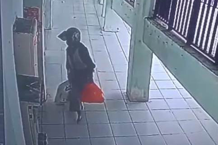 Dua kios pedagang di Pasar Perak dicongkel maling, Minggu (20/7) sore.